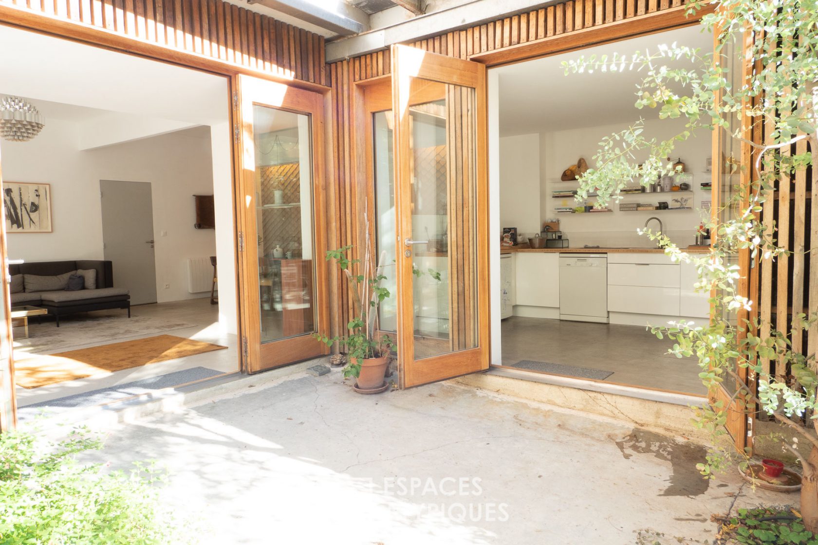 APPARTEMENT CONTEMPORAIN AVEC JARDIN