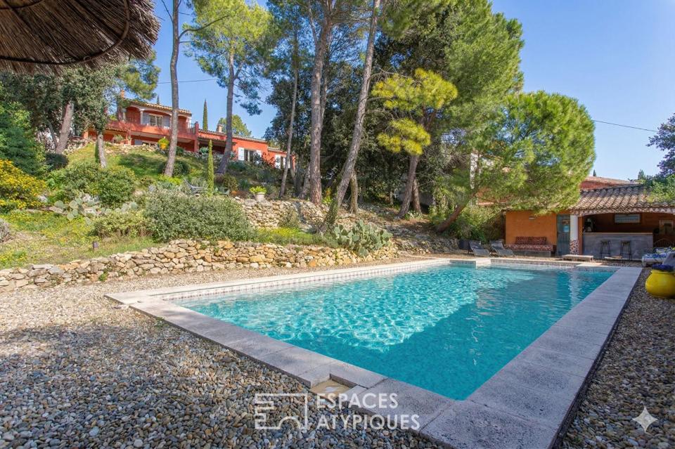 Villa d'inspiration hacienda avec piscine et vue dominante