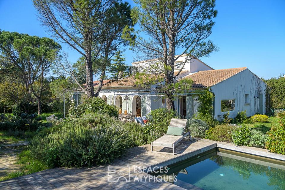 Douceur de vivre, villa singulière au coeur de son jardin méditerranéen avec piscine