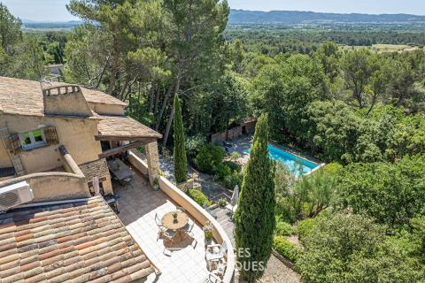 Dans un écrin de verdure, maison de caractère avec vue panoramique