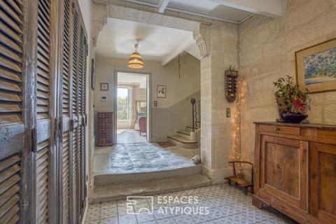 Character residence with a large leafy garden in the heart of the historic center