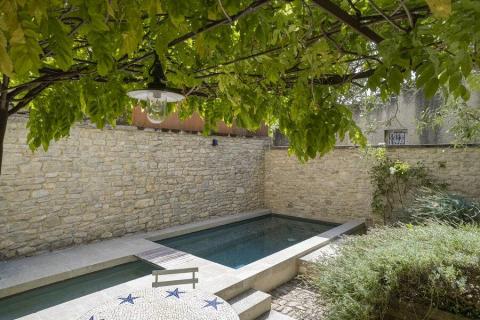 Maison de caractère au coeur de Saignon avec terrasse et vue sur le Luberon