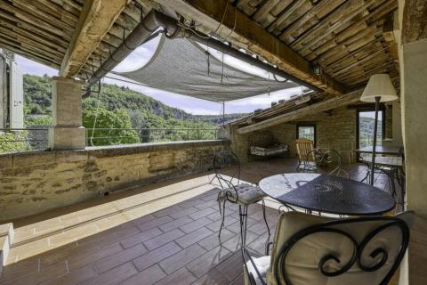 Maison de caractère au coeur de Saignon avec terrasse et vue sur le Luberon