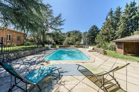 Villa 60&rsquo;s revisitée, extension contemporaine et vue dégagée sur le Luberon