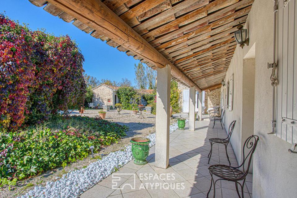 Corps de ferme rénové avec jardin verdoyant et dépendances