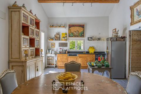 Corps de ferme rénové avec jardin verdoyant et dépendances