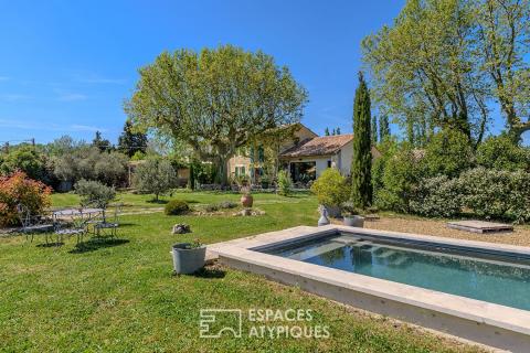 Mas singulier revisité par une artiste, au pied du Luberon