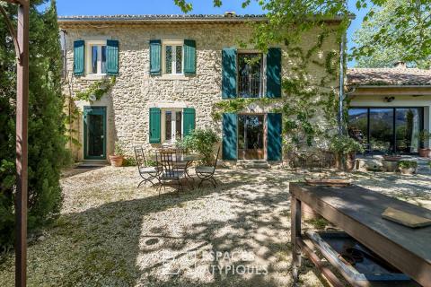 Mas singulier revisité par une artiste, au pied du Luberon