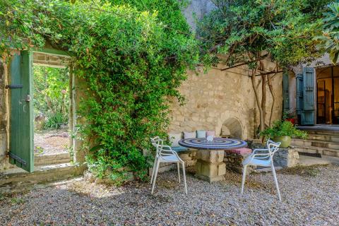 Demeure du XVIIème siècle et son soleillan au coeur d&rsquo;un village du Luberon