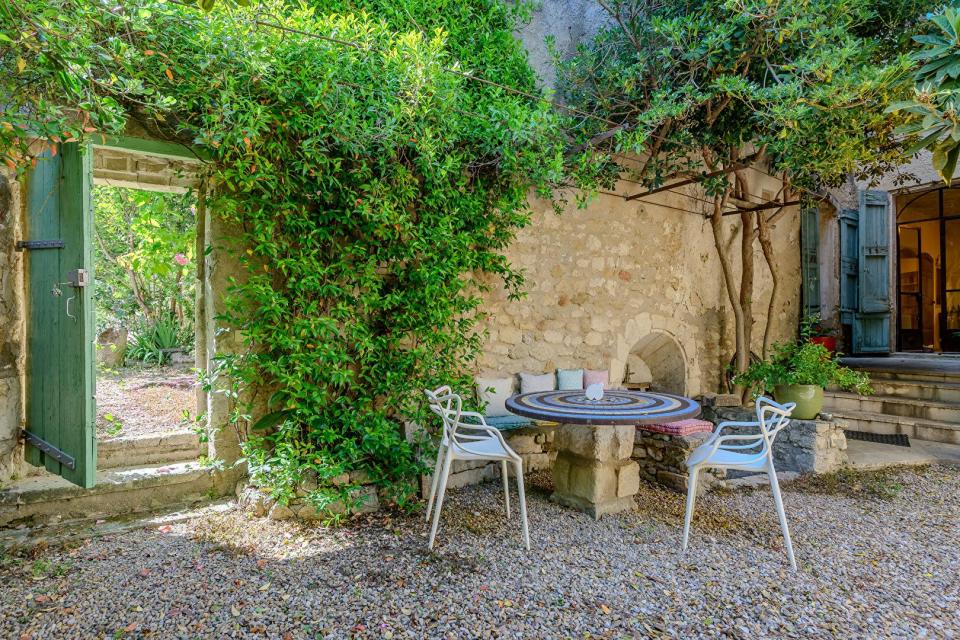 Demeure du XVIIème siècle et son soleillan au coeur d'un village du Luberon