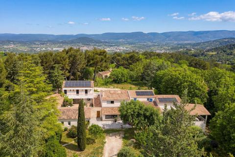 Une propriété singulière où architecture et nature dialoguent sur les hauteurs