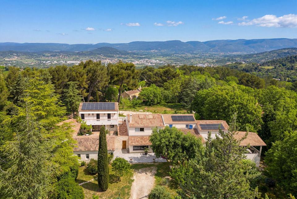 Une propriété singulière où architecture et nature dialoguent sur les hauteurs