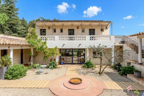 Une propriété singulière où architecture et nature dialoguent sur les hauteurs