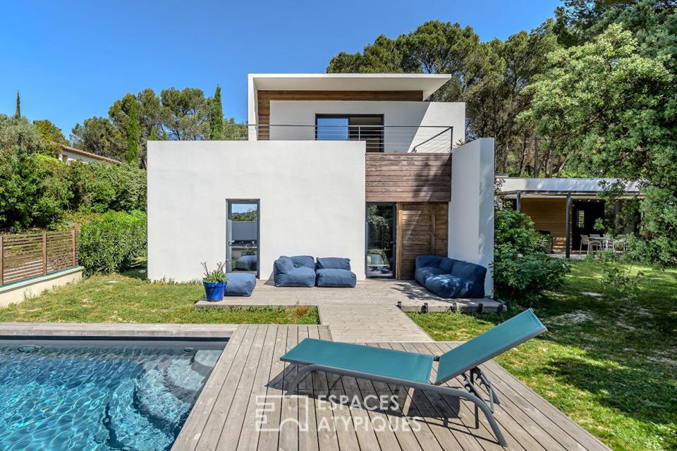 Cocon contemporain niché dans un écrin de verdure avec vue imprenable