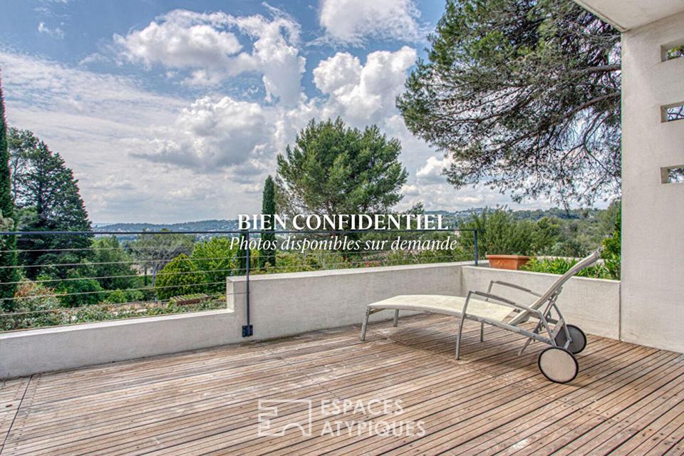 Cocon contemporain niché dans un écrin de verdure avec vue imprenable