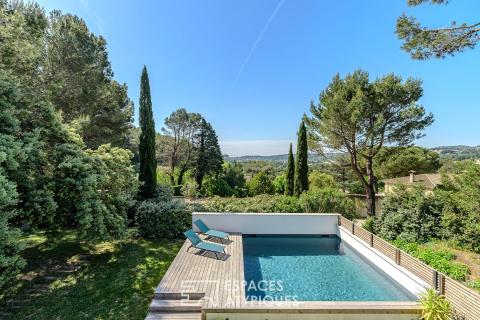 Cocon contemporain niché dans un écrin de verdure avec vue imprenable