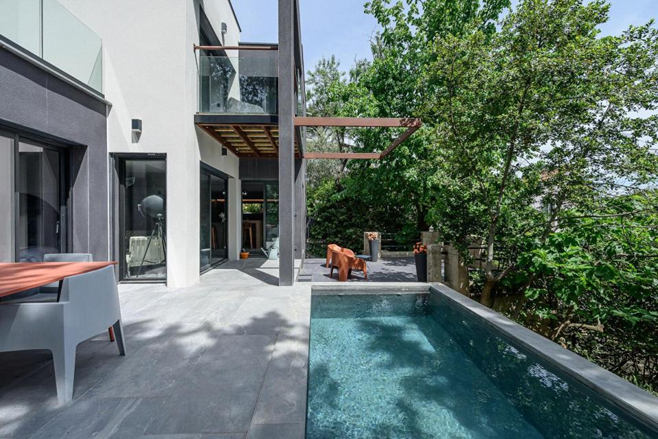 Maison contemporaine lovée dans la verdure avec piscine et vue