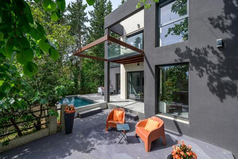Maison contemporaine lovée dans la verdure avec piscine et vue