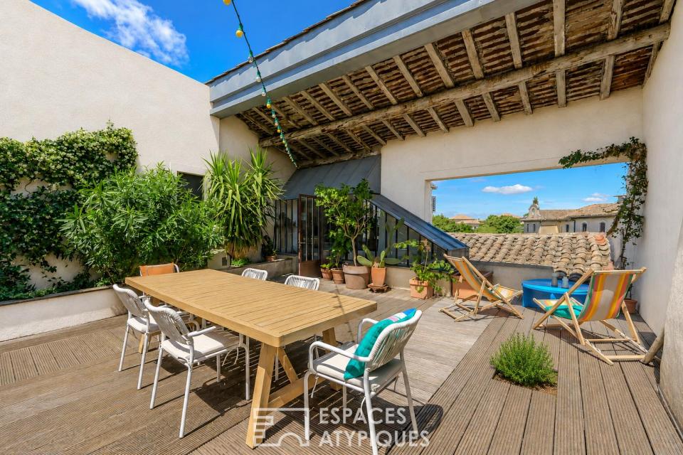 Maison d'artiste au coeur de l'Isle-sur-la-Sorgue avec habitation, atelier et terrasse