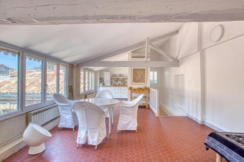 Appartement d&rsquo;exception avec vue panoramique sur les toits de la Cité des Papes