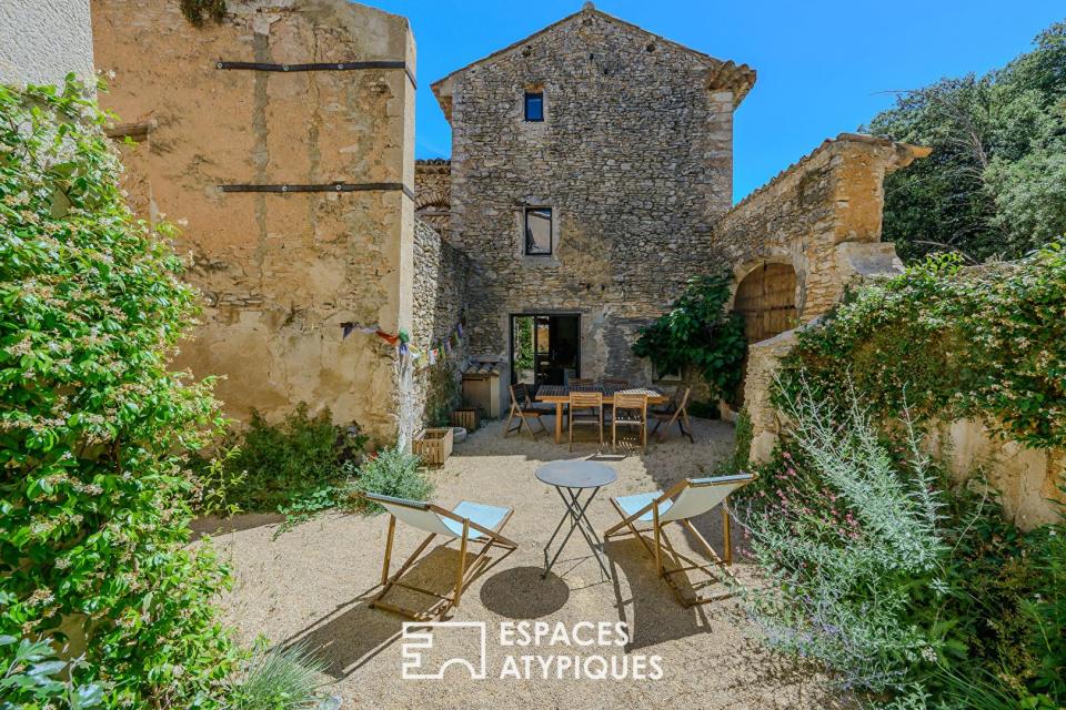 Élégante maison de hameau en pierre et sa cour secrète en Luberon