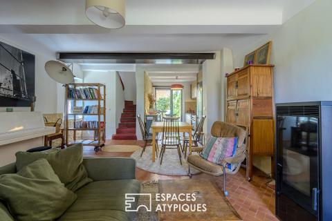 Élégante maison de hameau en pierre et sa cour secrète en Luberon