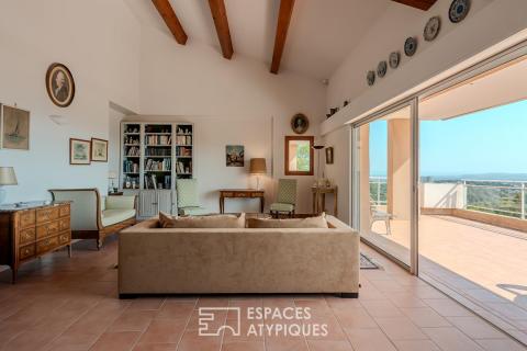 Maison d&rsquo;architecte sur les hauteurs avec vue panoramique