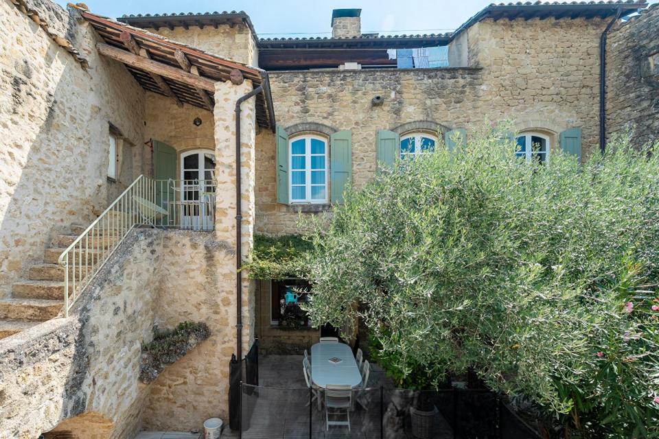 Au coeur de Lauris, une maison façonnée par les siècles