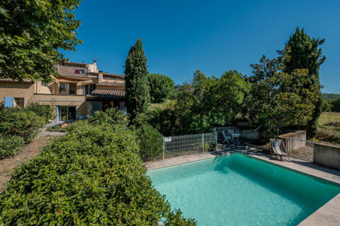 Une mini contemporaine  de 145m2 aux pied d&rsquo;un village face au grand Luberon