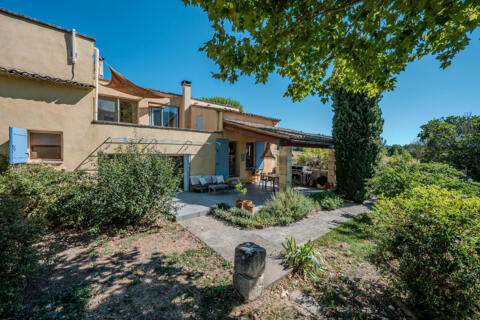 Une mini contemporaine  de 145m2 aux pied d&rsquo;un village face au grand Luberon