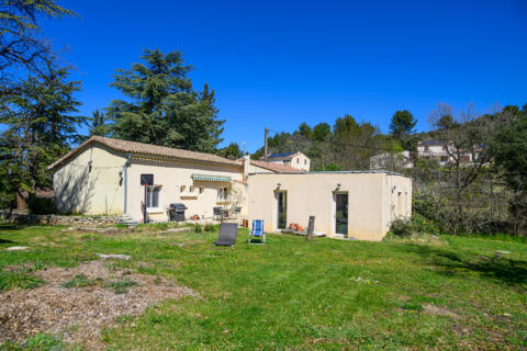 Villa 60&rsquo;s revisitée, extension contemporaine et vue dégagée sur le Luberon