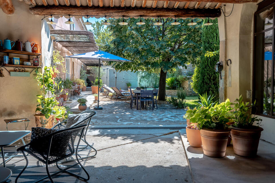 Mas provençal rénové avec atelier et bassin en coeur de village