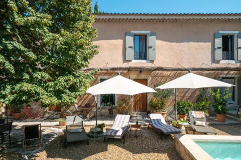 Mas provençal rénové avec atelier et bassin en coeur de village