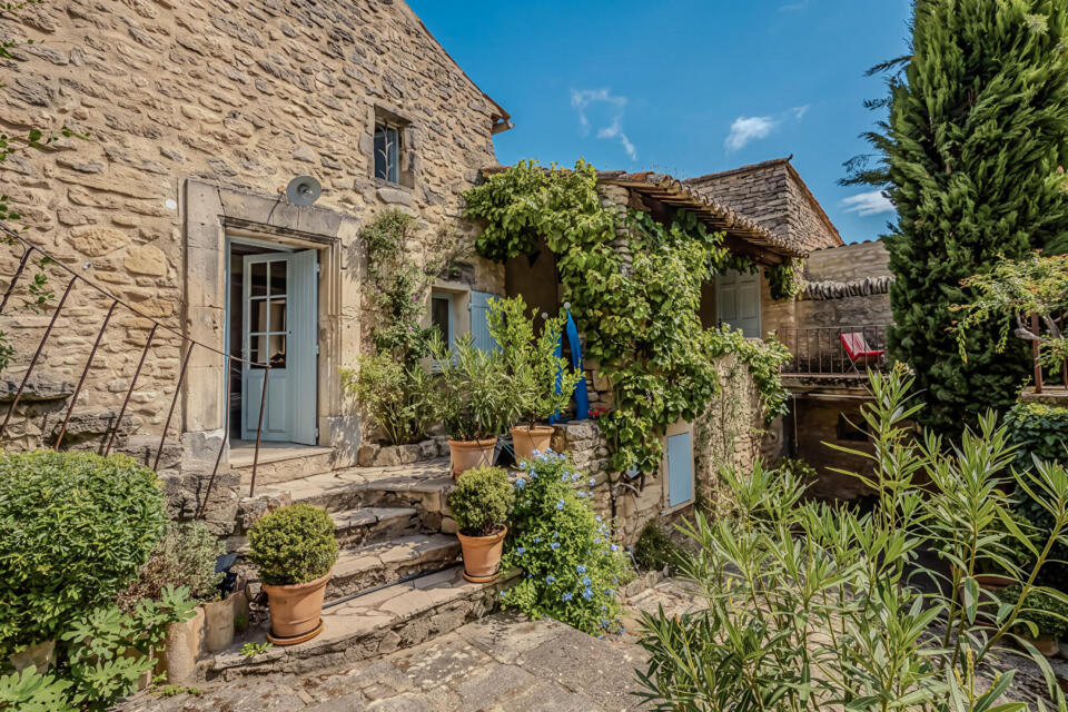 Au coeur d'un hameau paisible, une maison inspirante aux multiples facettes
