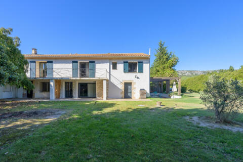 Maison de campagne rénovée avec piscine au pied du Luberon