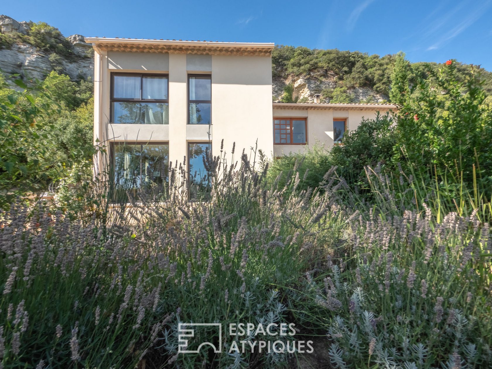 Contemporary house in a dominant position