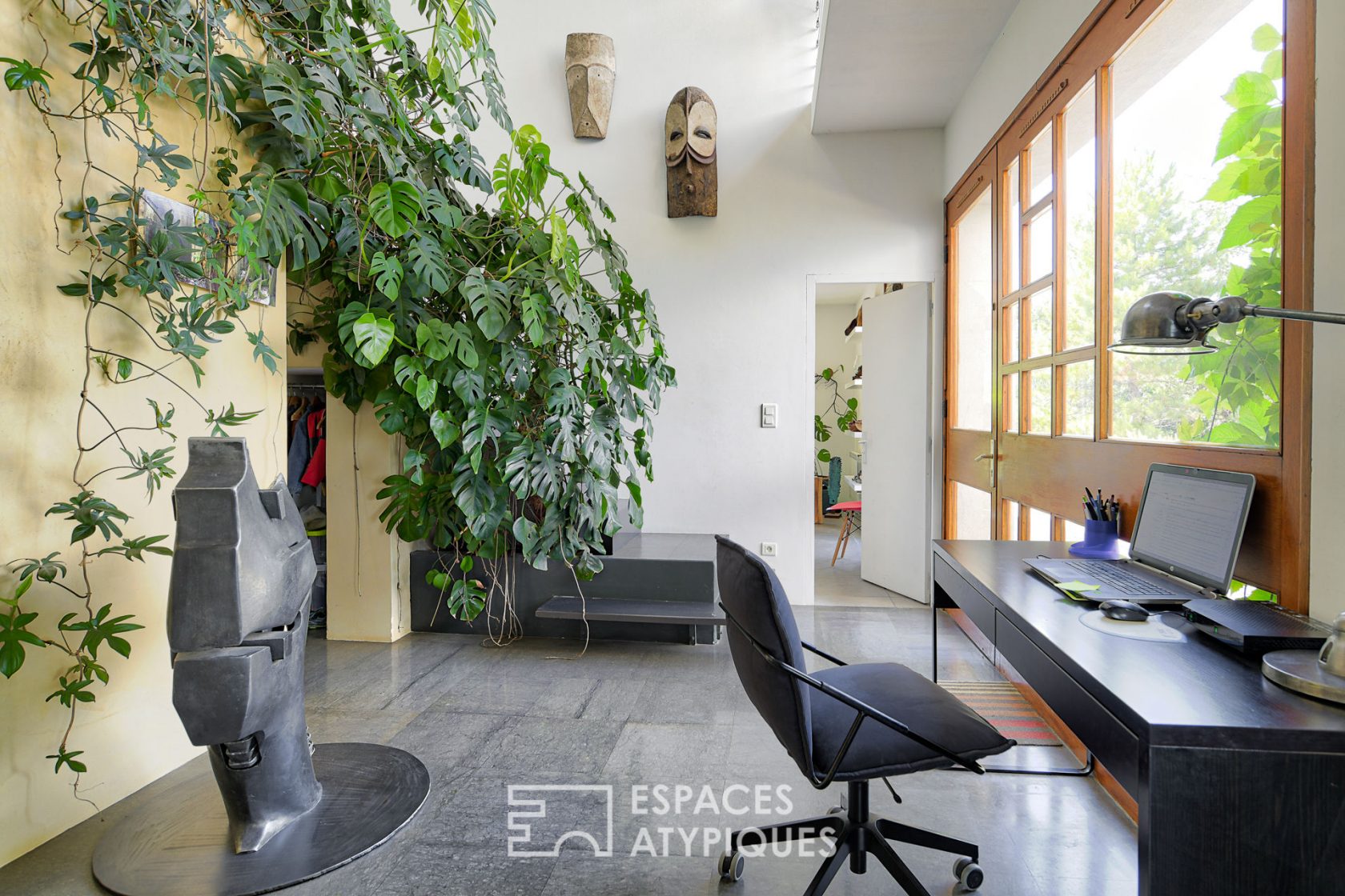 Contemporary house in a dominant position