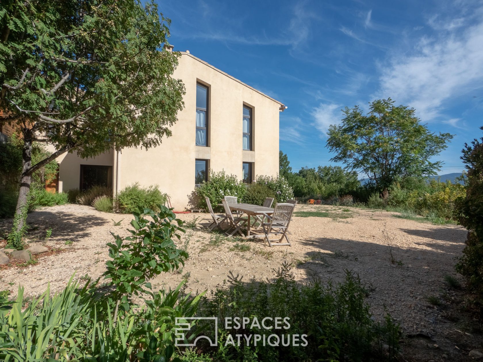 Contemporary house in a dominant position