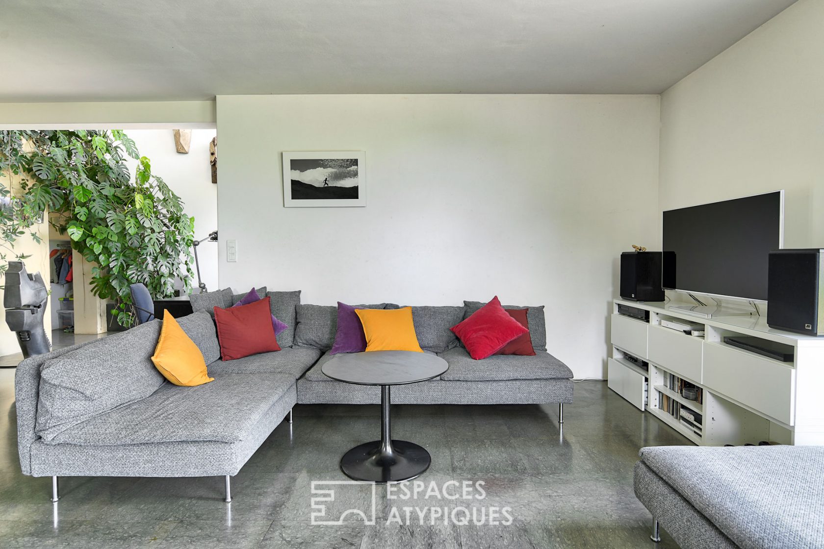 Contemporary house in a dominant position