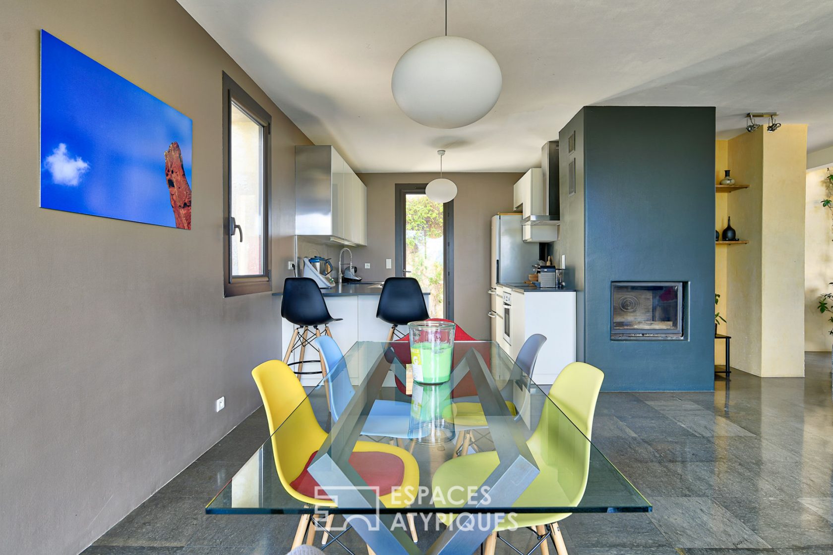 Contemporary house in a dominant position