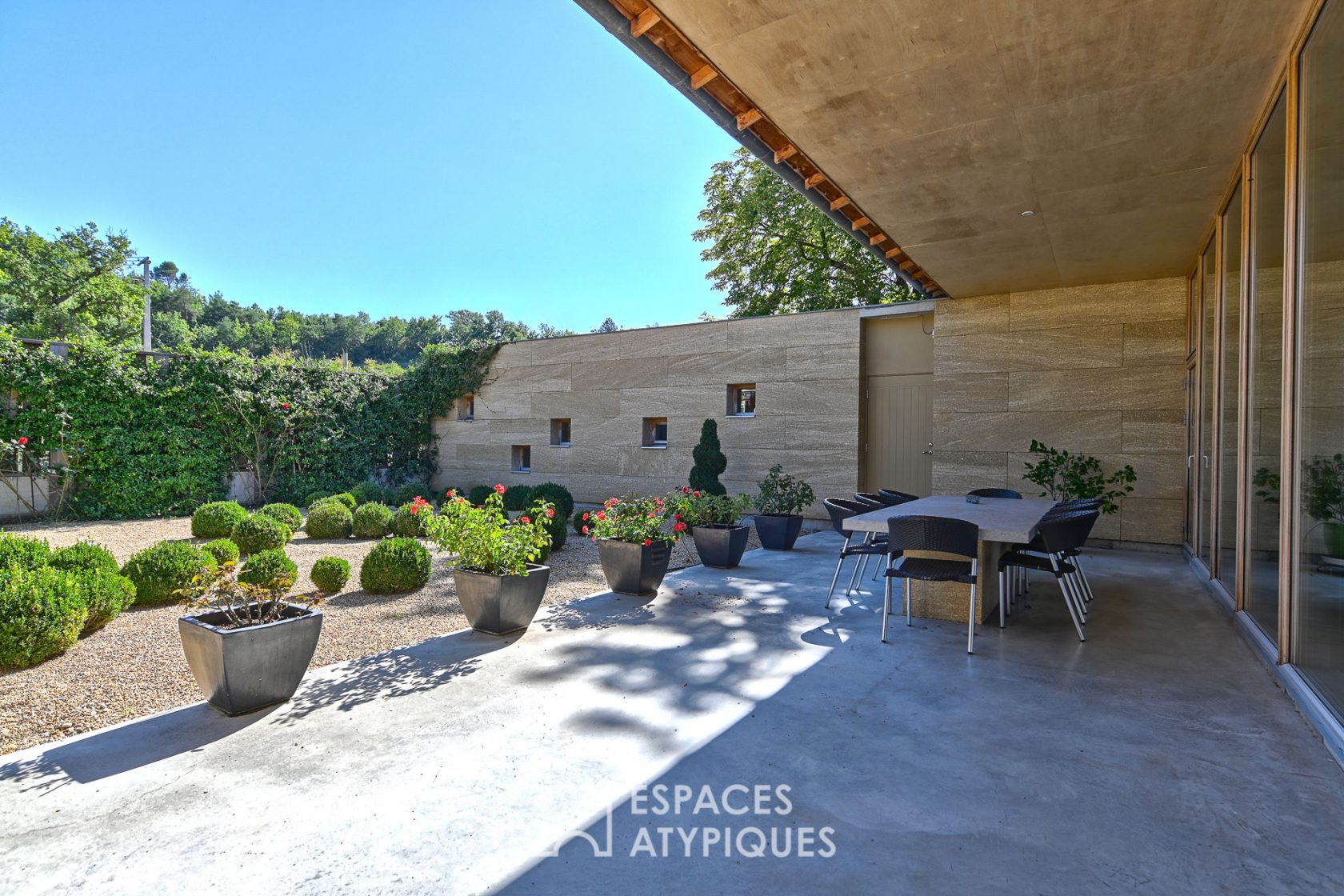 Antique and contemporary with panoramic views