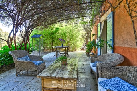 Artist’s house in the heart of an oak grove