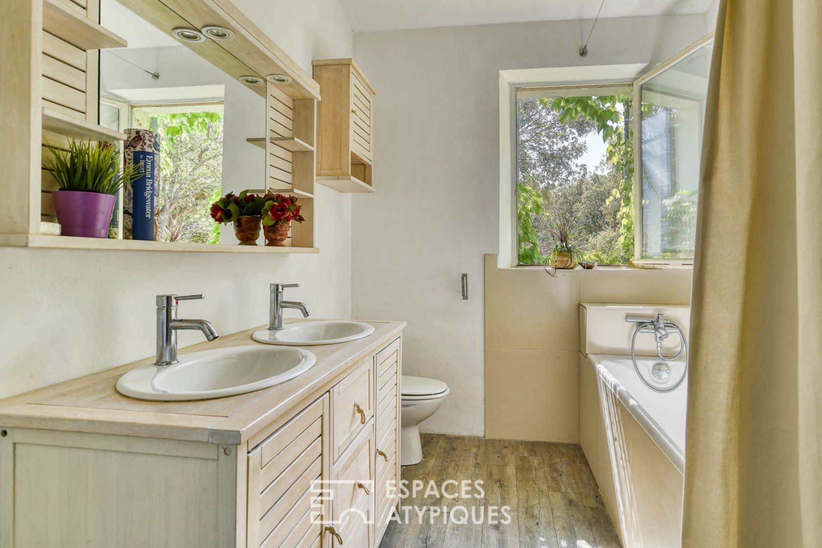 Artist’s house in the heart of an oak grove