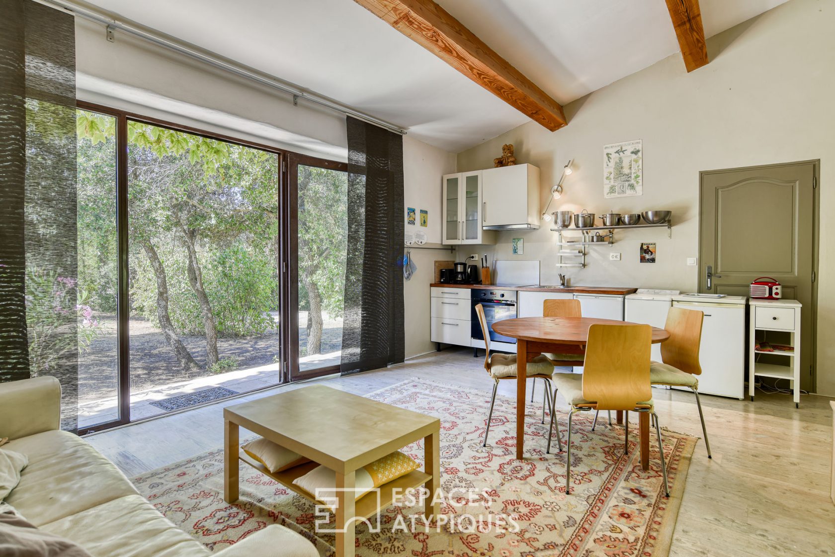 Artist’s house in the heart of an oak grove