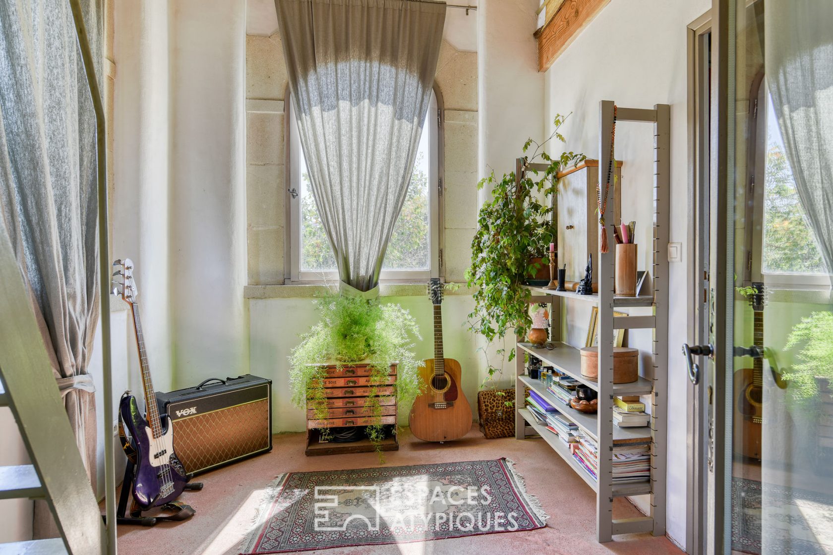 Artist’s house in the heart of an oak grove