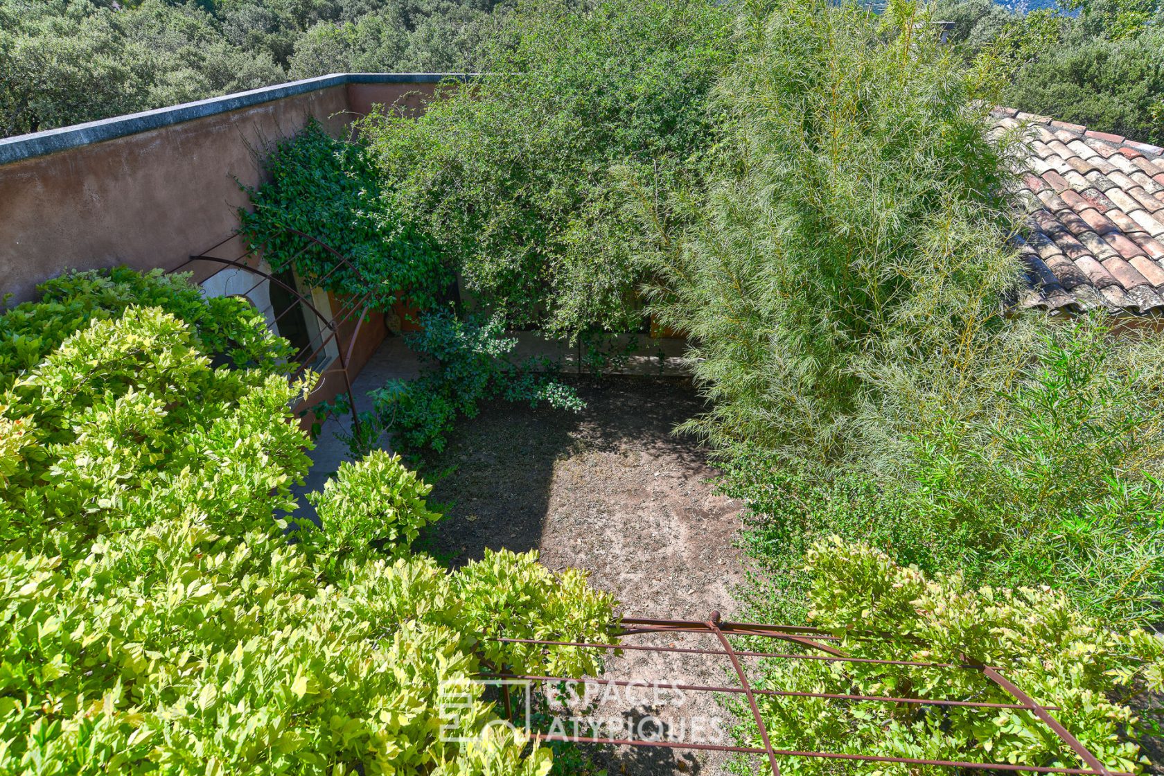 Artist’s house in the heart of an oak grove
