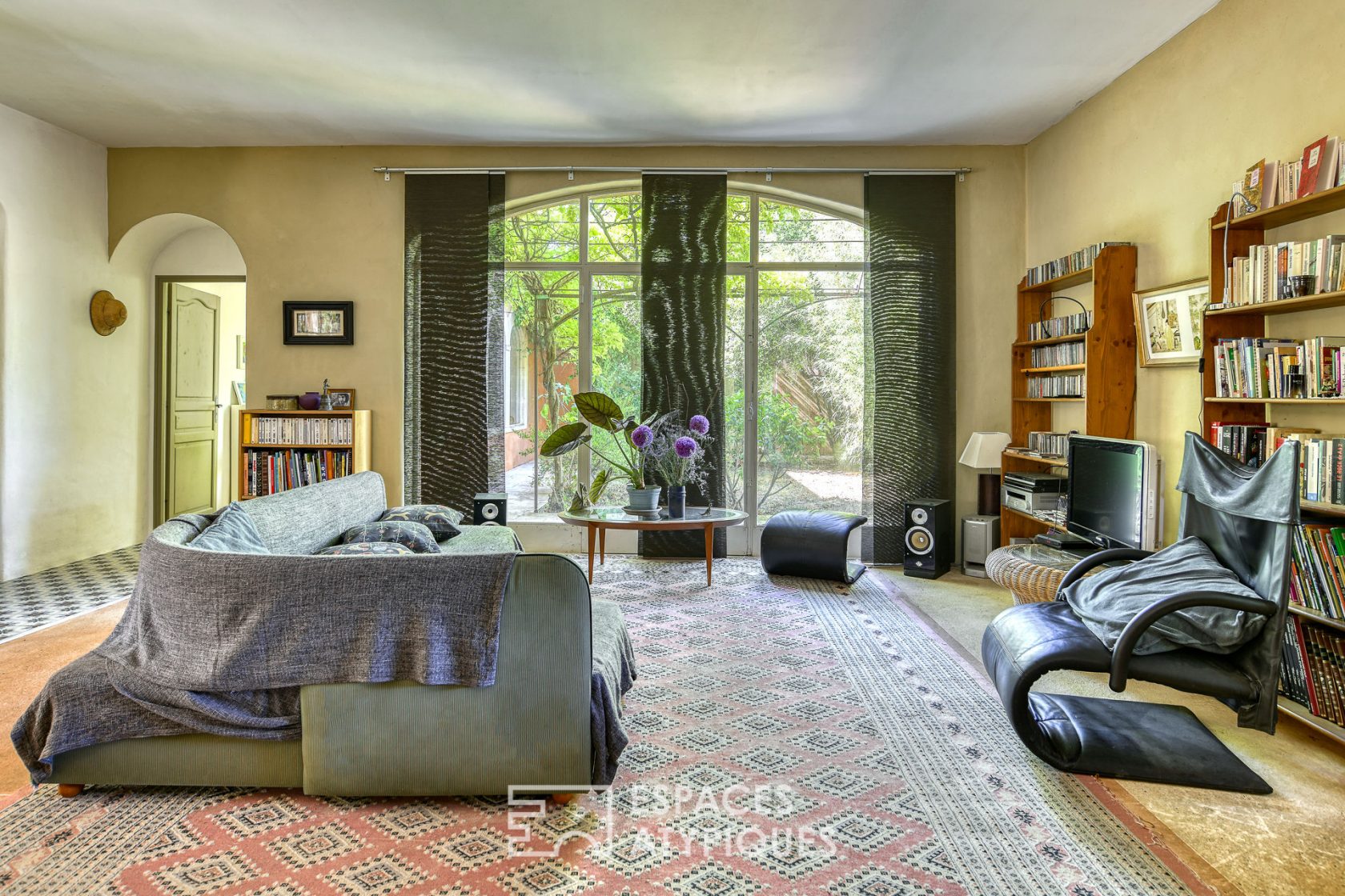 Artist’s house in the heart of an oak grove