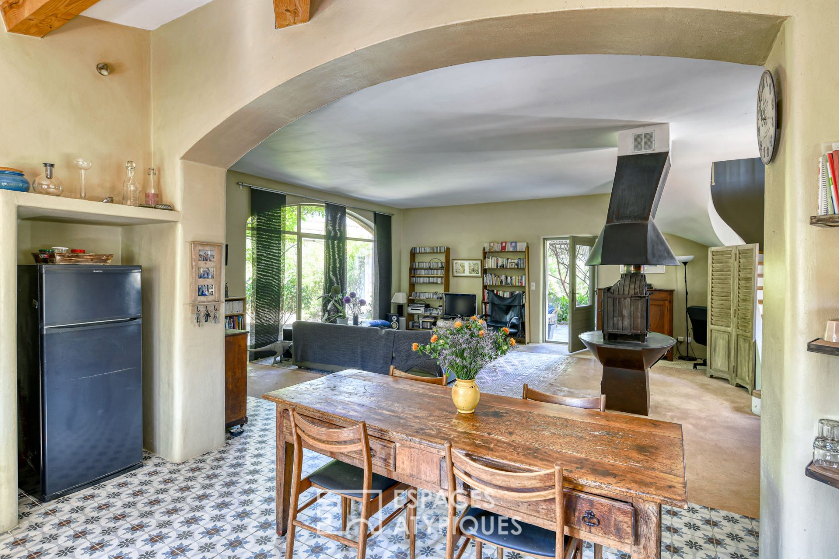 Artist’s house in the heart of an oak grove