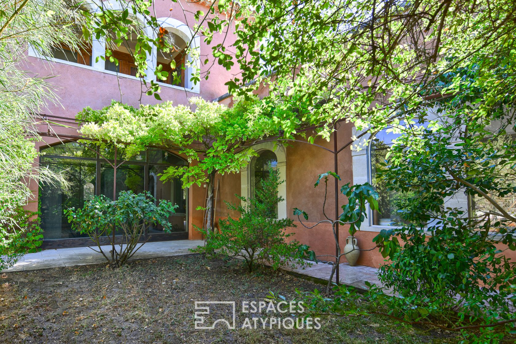 Artist’s house in the heart of an oak grove