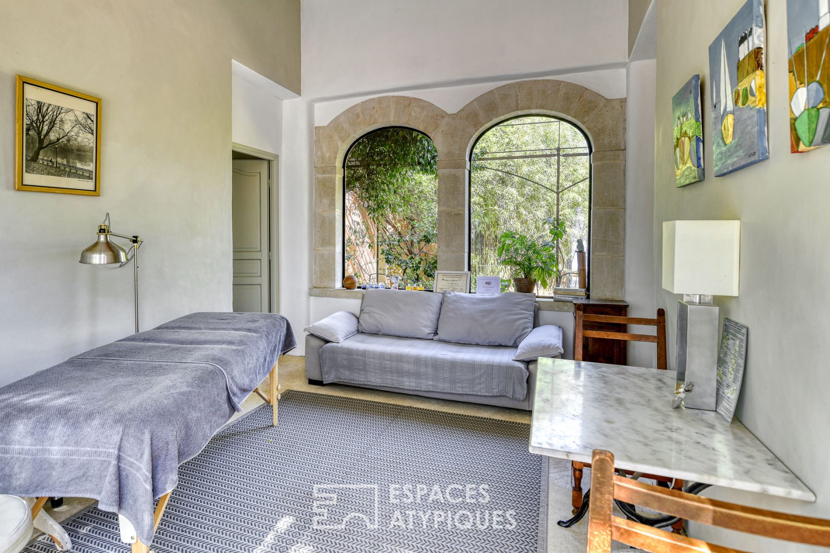 Artist’s house in the heart of an oak grove